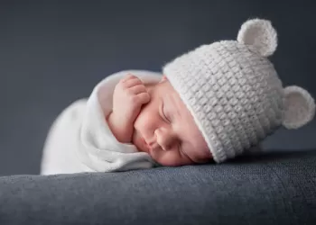 Yenidoğan ve Bebekler İçin Güvenli Poz Fikirleri